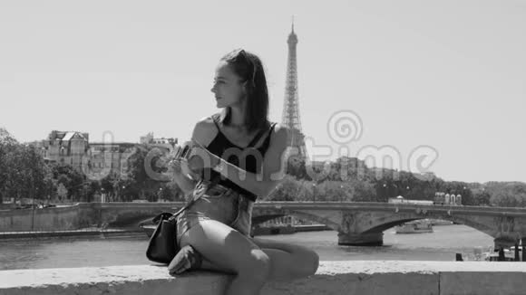 年轻女子喜欢在巴黎拍照视频的预览图