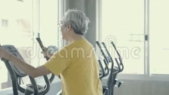老年人在健身房锻炼亚洲年长的白种人在健身运动中锻炼心脏以保持健康视频的预览图