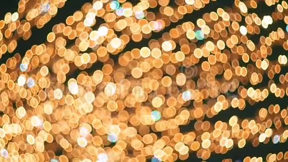 美丽的节日背景的全景明亮的圣诞街照明新年灯光装饰视频的预览图