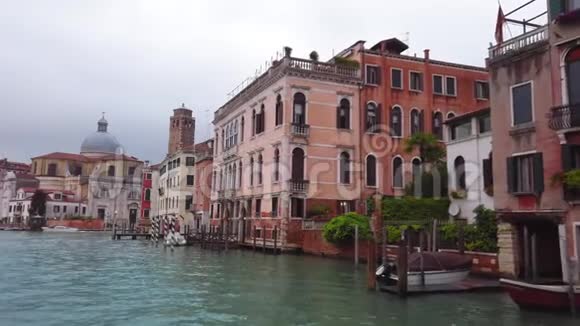 意大利威尼斯2019年5月相机像一艘船一样沿着一条大运河滑行上面有许多典型的房子和绿地视频的预览图