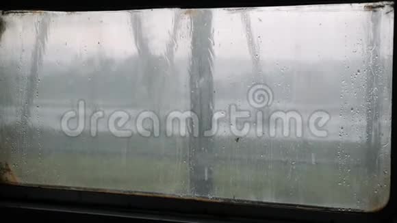 雨点落在玻璃上水珠凝结在玻璃上水滴落在玻璃上雨落在车窗上视频的预览图