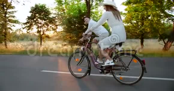 骑自行车骑自行车骑乡村路日落视频的预览图