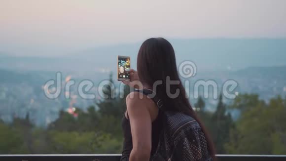 年轻的女运动员在格鲁吉亚城市第比利斯美丽如画的背景下与朋友们自拍女士视频的预览图