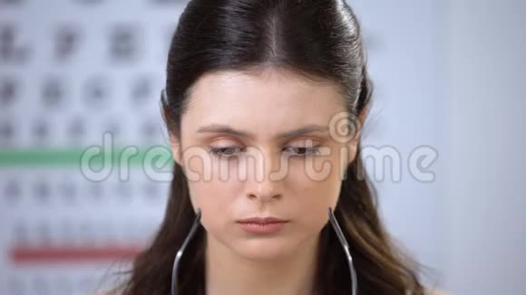 沮丧的女士尝试新的眼镜把它们摘下来沮丧的视力不好视频的预览图
