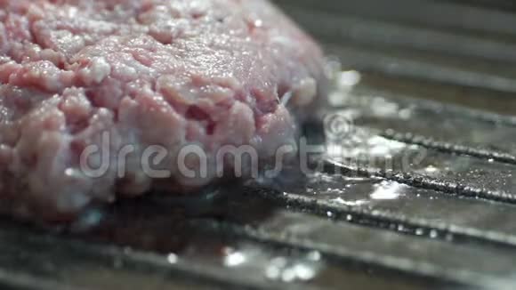 在烤盘上烤牛肉饼做汉堡宏观特写视频的预览图