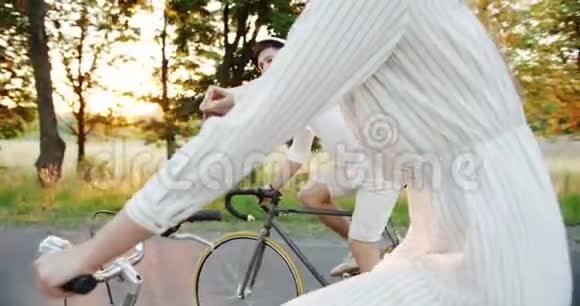 可爱的情侣骑自行车手牵手视频的预览图