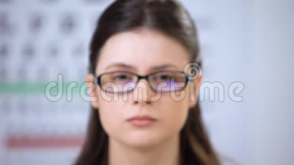 女病人戴着不合适的眼镜挤眼睛视力模糊视频的预览图