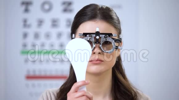 女性在光学实验架上闭眼和挤压视力差视频的预览图