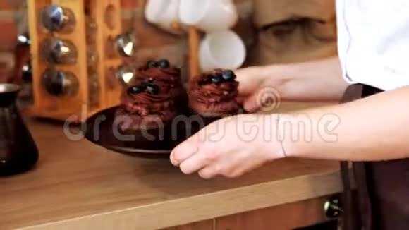 糕点店巧克力纸杯蛋糕蓝莓服务视频的预览图