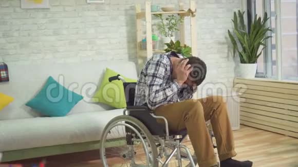 成年男性残疾人轮椅孤独症患者的家庭视频的预览图