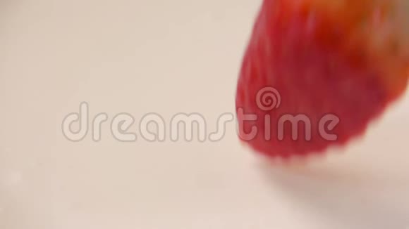 奶油上草莓的特写镜头视频的预览图