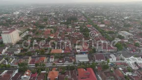 鸟瞰印尼日惹住宅小区及街道鸟瞰图视频的预览图