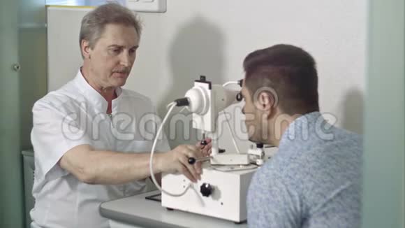 老年女性眼科医生和男性客户检查视力视频的预览图