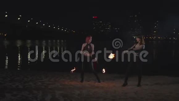 可爱的火女用火焰表演魔术表演视频的预览图