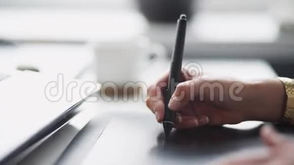 手放在平板电脑上孤立于白色背景视频的预览图