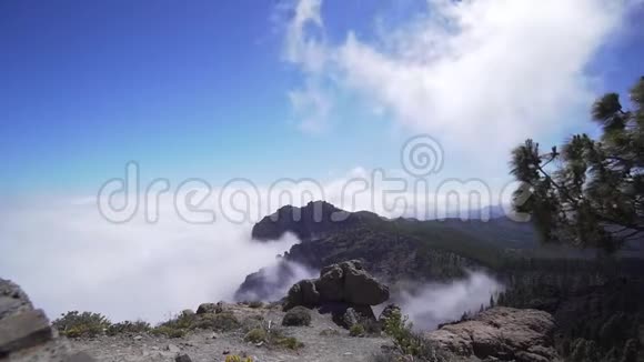 美丽的时间流逝的云下山在岩石中在云层上方视频的预览图