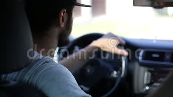 年轻人开车的后景视频的预览图