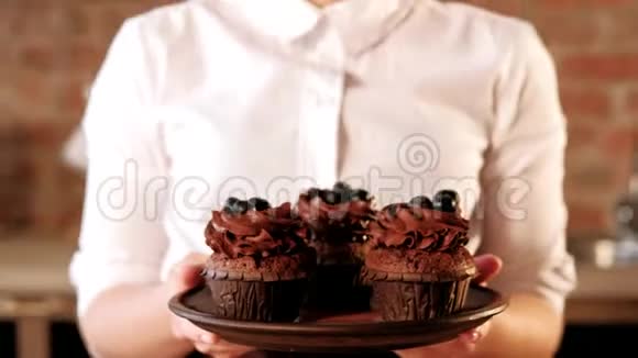 馅饼烹饪课程厨师提供纸杯蛋糕视频的预览图