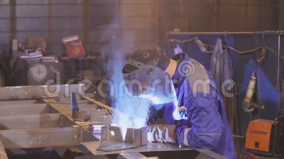 工厂里的电焊工火花四溅视频的预览图