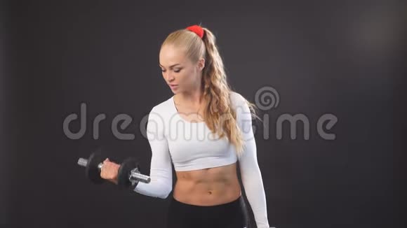 自信的性感女人穿着运动服装肌肉发达视频的预览图