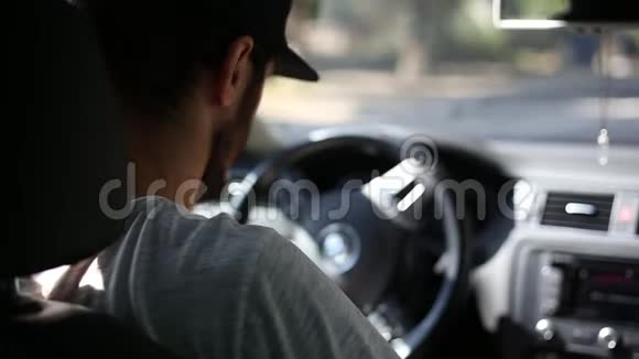 年轻人开车的后景视频的预览图