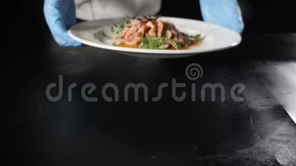 餐厅厨师演示现成的盘子与多汁的肉片蔬菜倒入甜酱精致美食视频的预览图