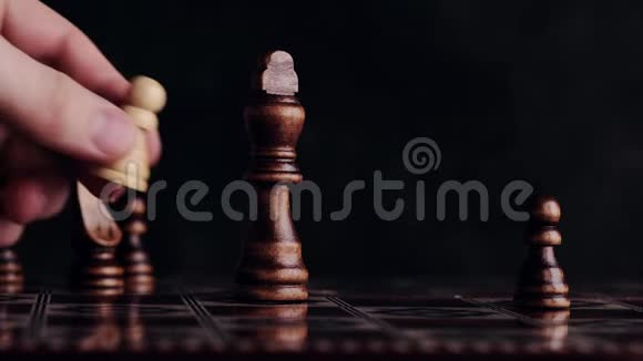 以一枚棋子赢得国际象棋比赛视频的预览图