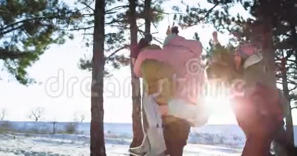 在大雪纷飞的森林中一对大而有魅力的夫妇在冬日的寒冷中享受时光微笑着女士们正站在那里视频的预览图