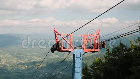 关闭对喀尔巴阡山和蓝色多云的天空的提椅工作山区升降椅钢缆视频的预览图