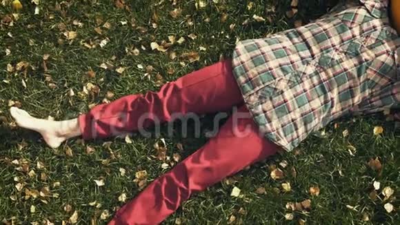 南瓜头躺在草坪上视频的预览图