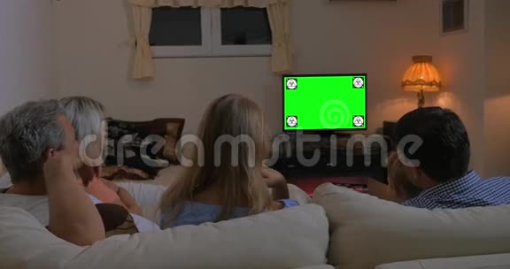 家庭在家看电视色度键视频的预览图