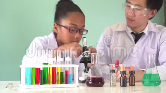亚洲科学家教授非裔美国人如何在科学课堂上使用显微镜视频的预览图