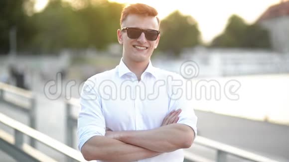 英俊的学生留在户外的肖像穿白色衬衫的年轻成功男人视频的预览图