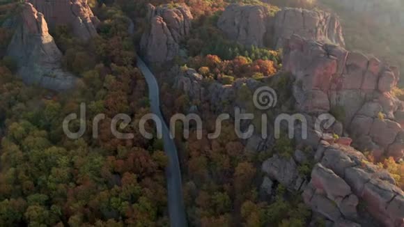 保加利亚Belogradchik岩石的乡村公路视频的预览图