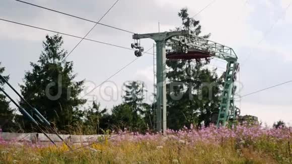 喀尔巴阡山山顶上的钢制滑雪椅升降台在阳光明媚的夏日在山顶移动滑雪缆车站视频的预览图