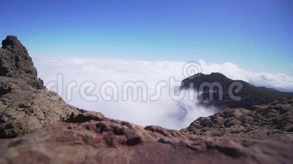 晴朗的晴天岩石中的云延时视频山脉中的云波视频的预览图