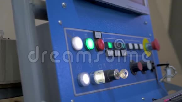 木工机械控制面板蓝色面板有许多按钮和控制视频的预览图