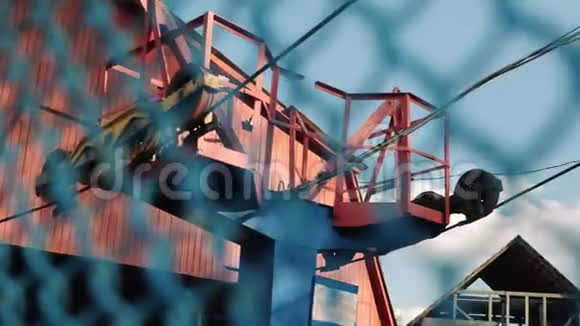 提椅站山索道入口升降台上的钢缆工作椅升降机制视频的预览图