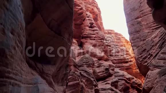 倾斜光滑岩石砂岩墙深槽峡谷的摄像机运动视频的预览图
