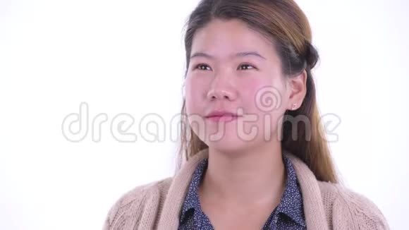 一位年轻的亚洲女性正准备过冬视频的预览图