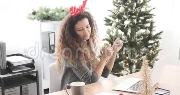女商人在办公室跳舞庆祝圣诞节视频的预览图