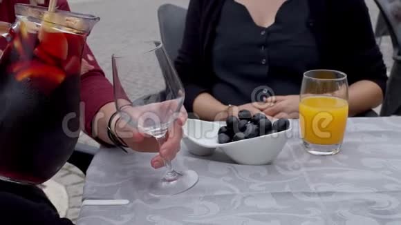 葡萄牙街头餐厅的橄榄和葡萄酒视频的预览图