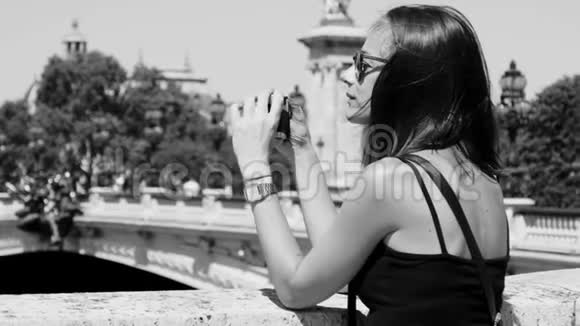 法国女孩在巴黎玩得很开心视频的预览图