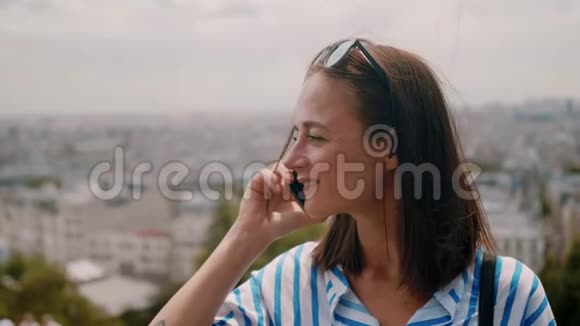 年轻的法国女人在巴黎市打电话视频的预览图