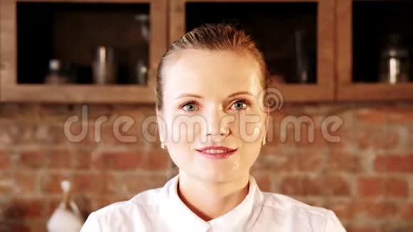 糕点厨师肖像厨师技能女士拿蛋糕视频的预览图