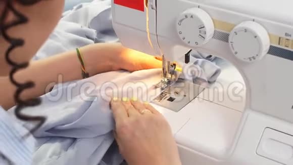 使用缝纫机完成新订单的手工缝衣机视频的预览图