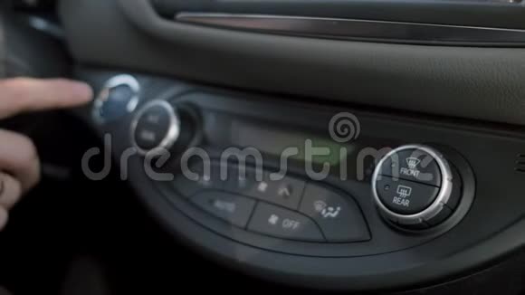 司机手按汽车按钮设置视频的预览图