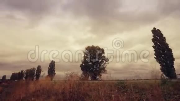 暴风雨的云彩在天空中飞舞乡村的道路时间流逝视频的预览图