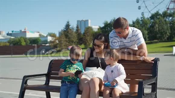 城市公园有小玩意的年轻家庭视频的预览图