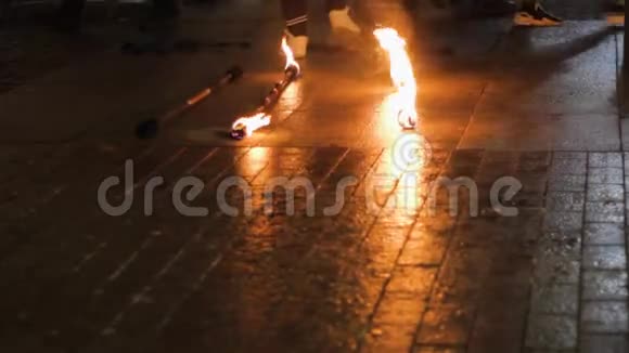 街消防表演艺术燃烧的火焰金属碗艺术品视频的预览图